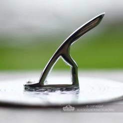 Bright Chrome 'Suns Tyne' Mini Sundial - 95mm 14 Bright Chrome 'Suns Tyne' Mini Sundial - 95mm -Garden Supply Discount Store close up of the gnomon on the sundial