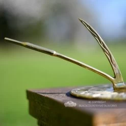 Toad & Bullrush Sundial - 160mm -Garden Supply Discount Store close up image of sundial bulrush gnomon